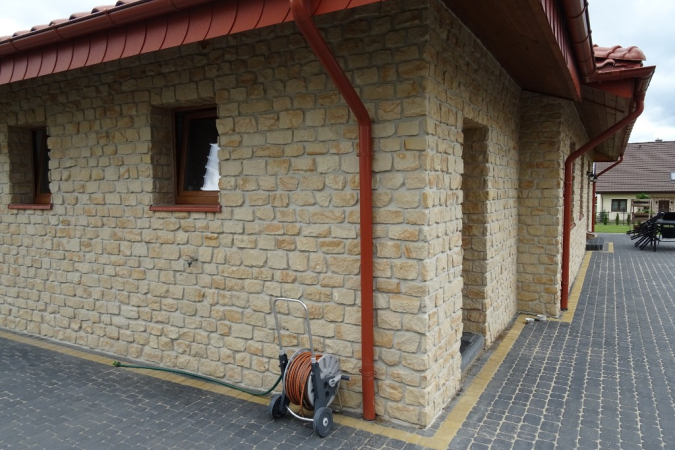 Kamień płytki cegła na elewację domu ściany dom