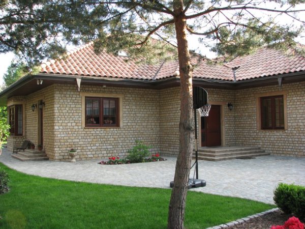 Kamień płytki cegła na elewację domu ściany dom