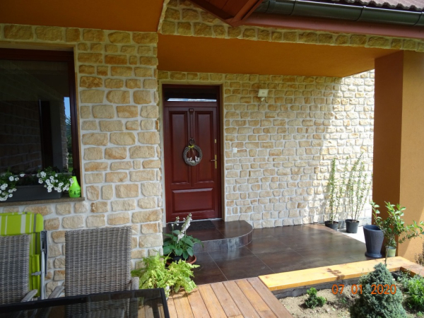 Kamień płytki cegła na elewację domu ściany dom