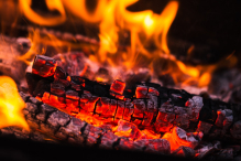 Ciesz się ciepłem domowego ogniska przez całą zimę - tani ekogroszek workowany.