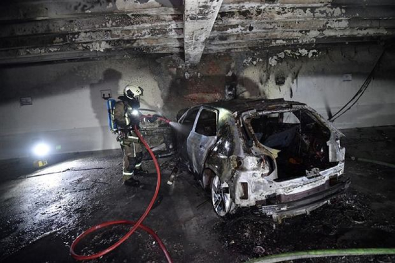 Pożar samochodu elektrycznego w garażu podziemnym