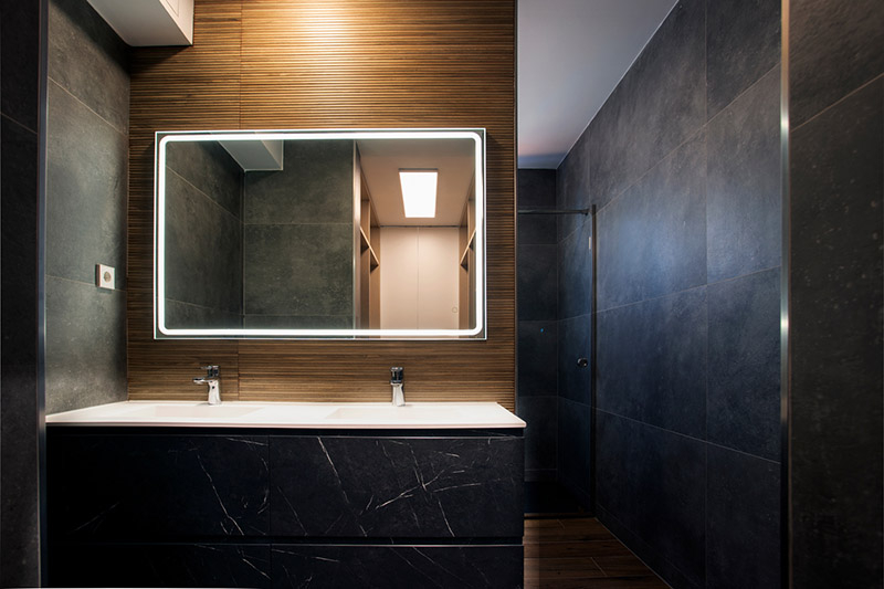Dlaczego folia grzewcza to doskonały wybór pod łazienkowe lustra?