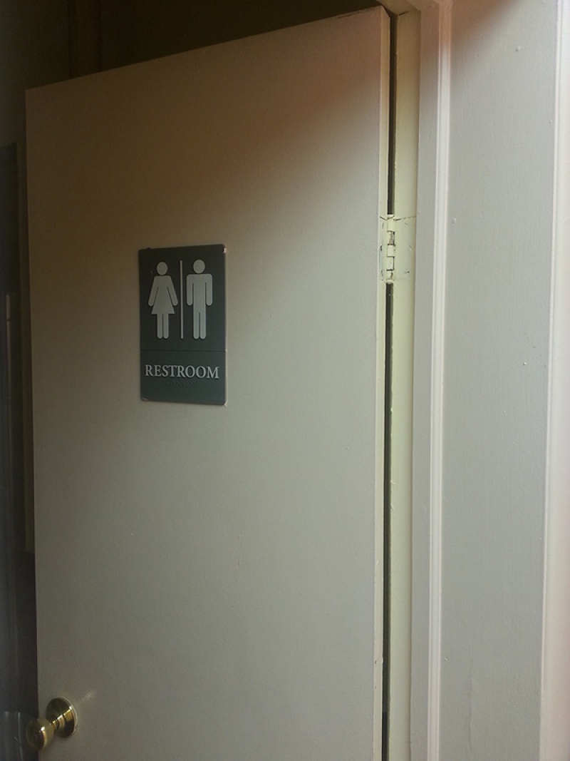 Nowoczesne kabiny sanitarne HPL - dlaczego warto postawić na wysokociśnieniowy laminat?