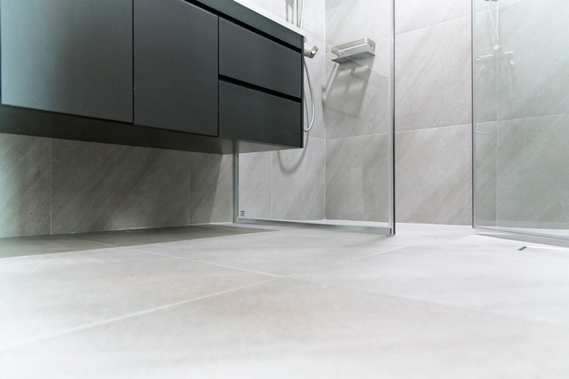 Jaka podłoga do loftowej łazienki?