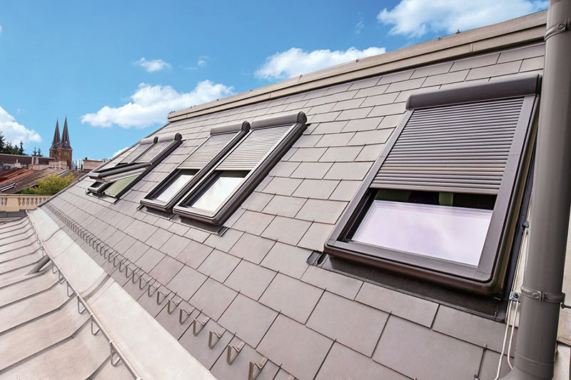 Dlaczego warto zainwestować w rolety zewnętrzne na okna dachowe? Poznaj 5 kluczowych korzyści