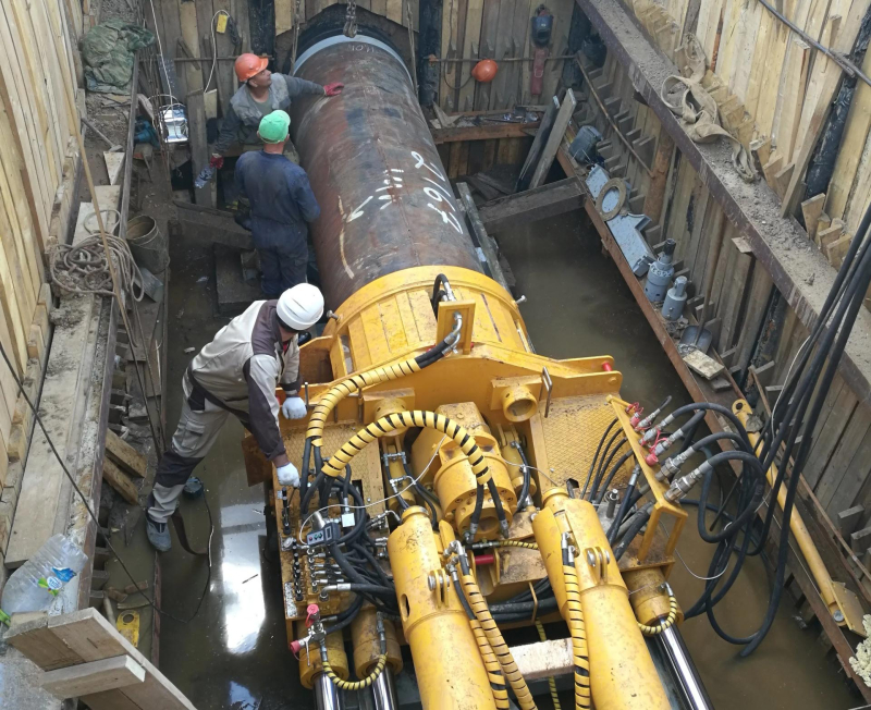 Jak działa maszyna do przewiertu sterowanego i gdzie może się przydać?