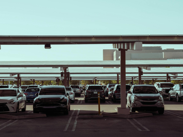 Zadaszone miejsca parkingowe pod wiatą fotowoltaiczną